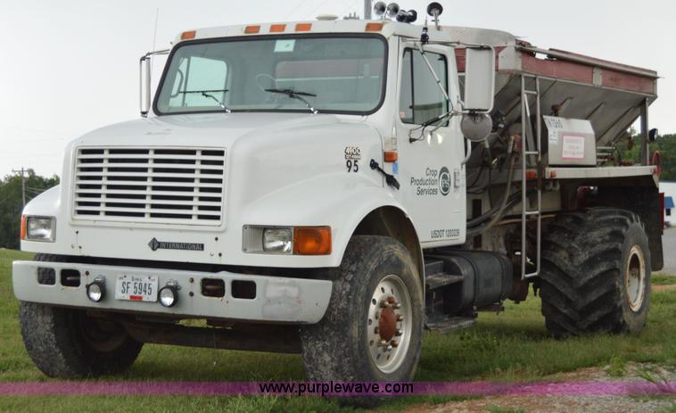 2001 International 4900 fertilizer truck - H2762