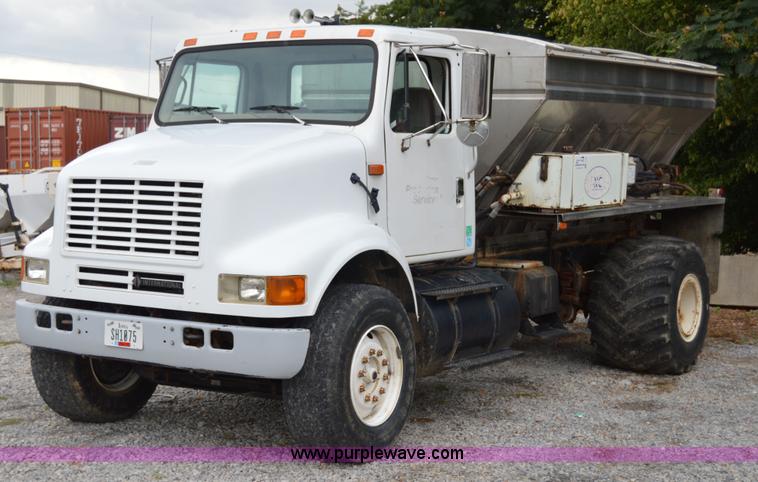 2000 International 8100 dry spreader applicator truck - H2763