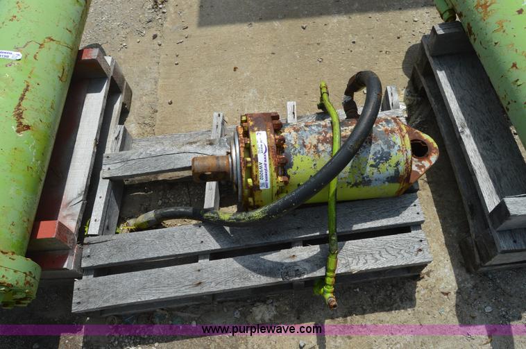 Euclid R22 bed hoist cylinder - AW9202