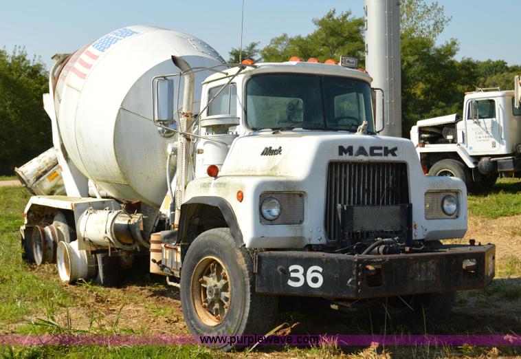 1987 Mack DM685S mixer truck - I6486