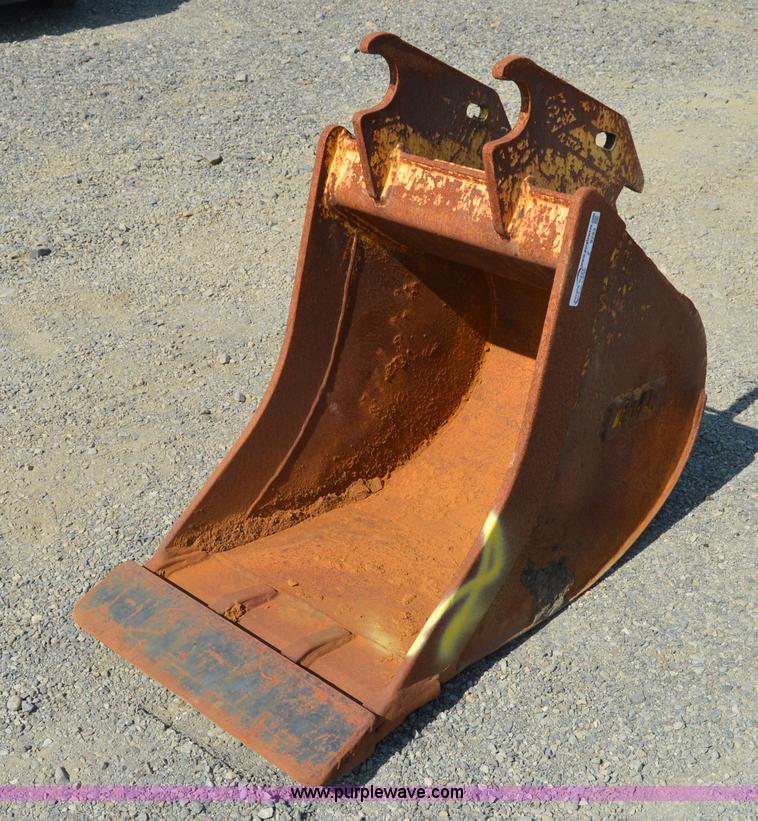 24"W excavator bucket - Z9293