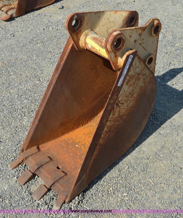 18"W excavator bucket - Z9295