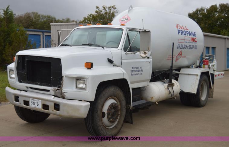 1991 Ford F800 propane truck - AY9477