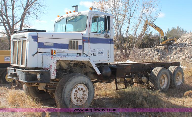 1979 International Paystar 5000 truck cab and chassis - I5931