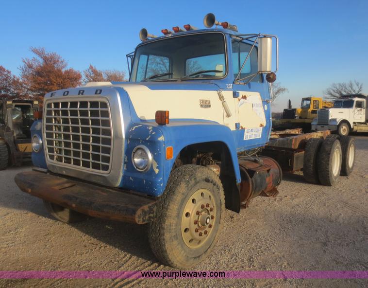 1982 Ford LT9000 truck cab and chassis - D2211