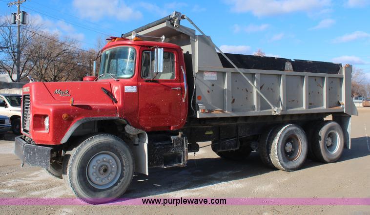 1987 Mack DM690S dump truck - I5982