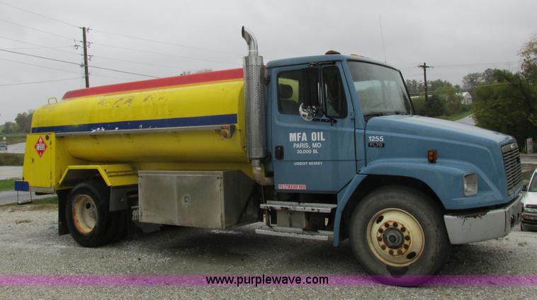 1999 Freightliner FL70 fuel truck - I8910