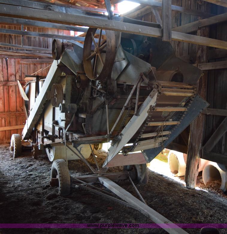 McCormick-Deering thrasher - I8505