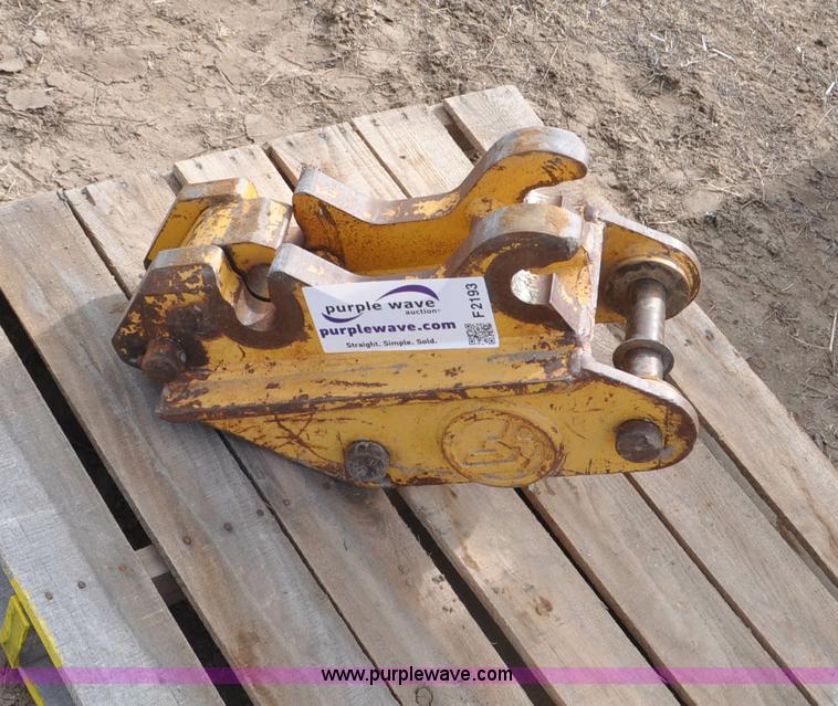 CF backhoe manual quick attach - F2193