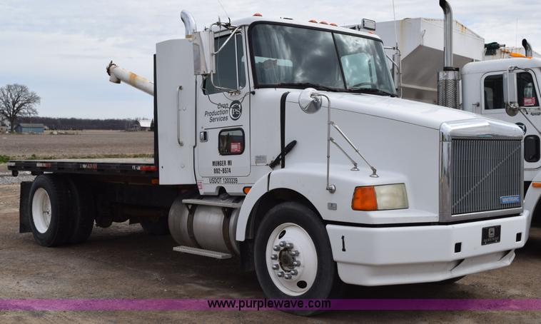 1995 Volvo WCA flatbed truck - H5164