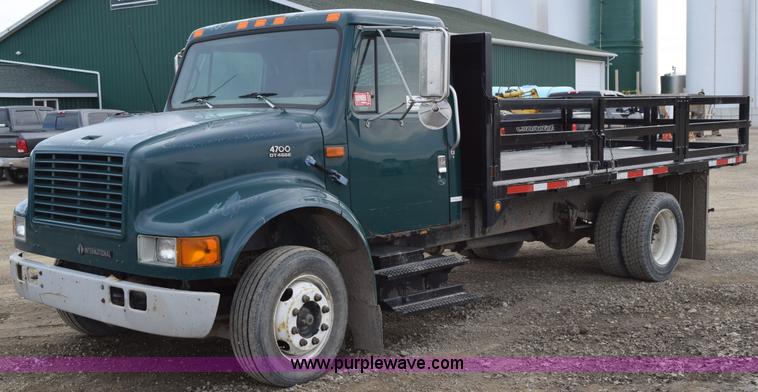 1997 International 4700 flatbed truck - H5165