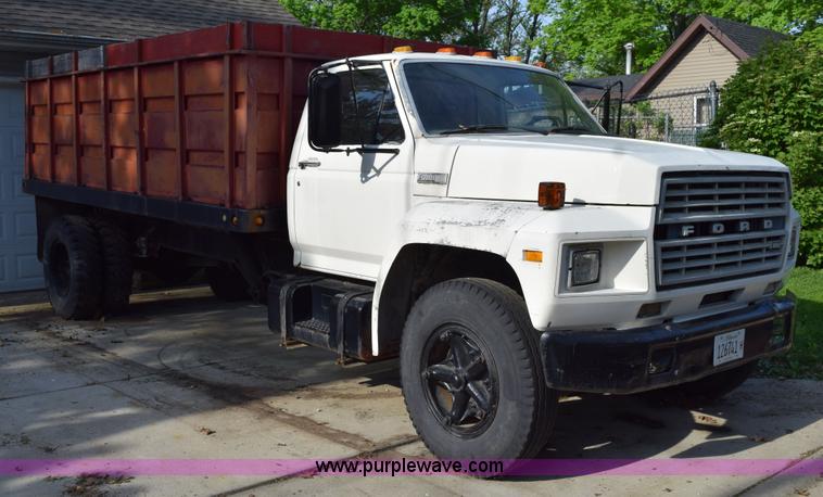 1980 Ford F700 grain truck - H5097