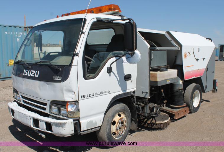 2000 Isuzu NPRHD street sweeper - J1478