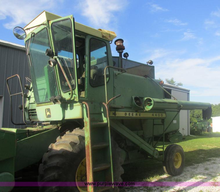 1976 John Deere 4400 combine - L4027