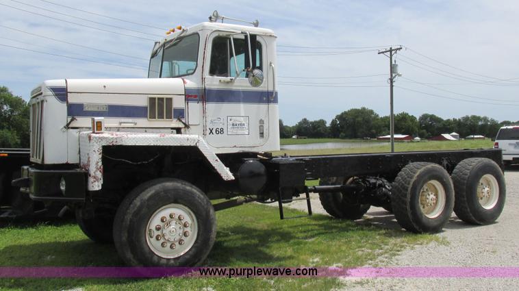 1979 International Paystar 5000 truck cab and chassis - L4022