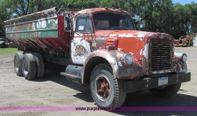 1958 International 190 truck with live bottom bed - A8833