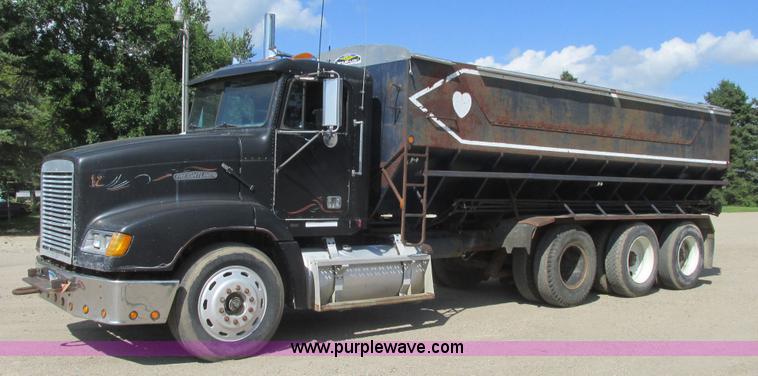 1991 Freightliner FLD112 truck with live bottom bed - A8836