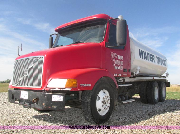 2002 Volvo VNM water truck - H1179