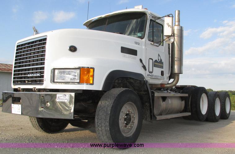 2001 Mack CL713 semi truck - H1235
