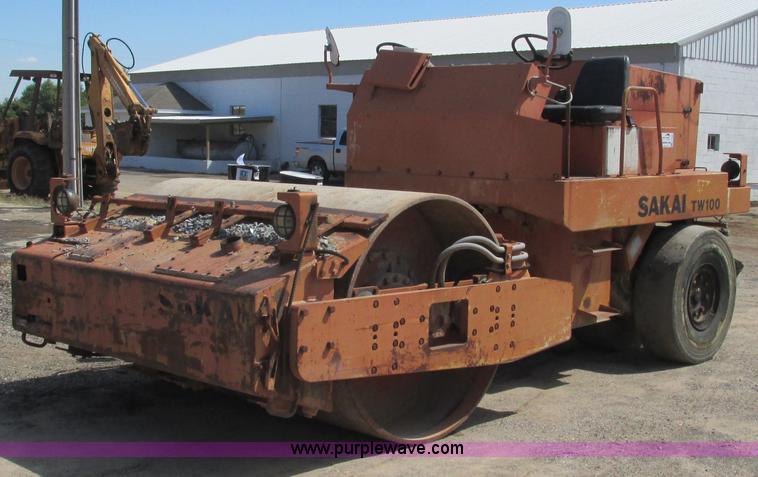 Sakai TW100 vibratory single drum roller - L5293