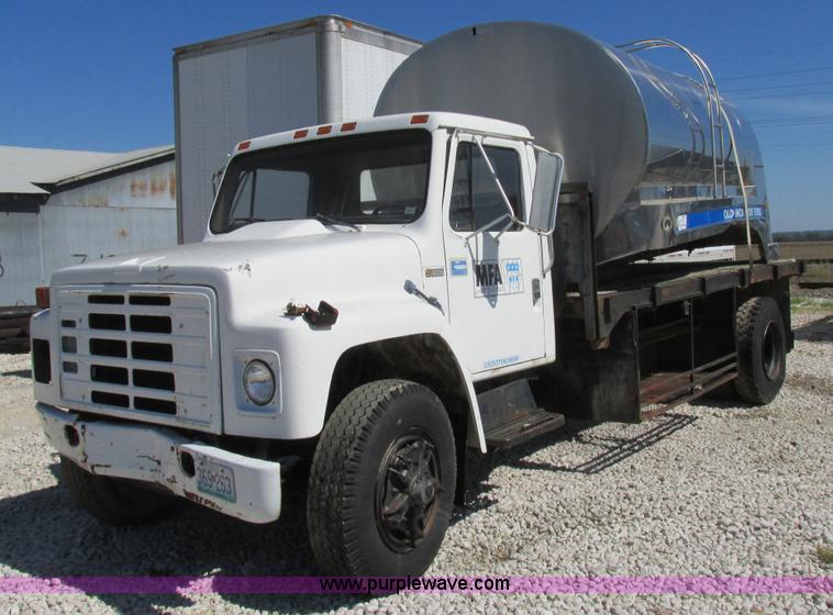 1983 International 1754 flatbed truck - K5190