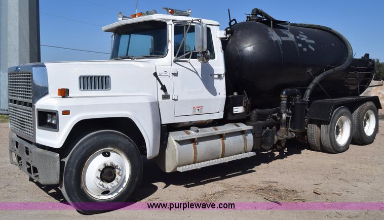 1985 Ford 9000 pump truck - J7075