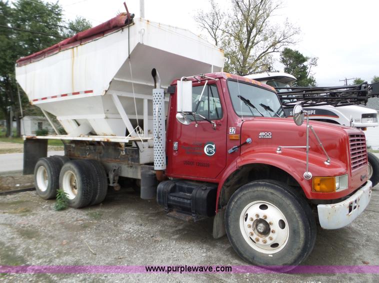 1999 International 4900 tender truck - L5070