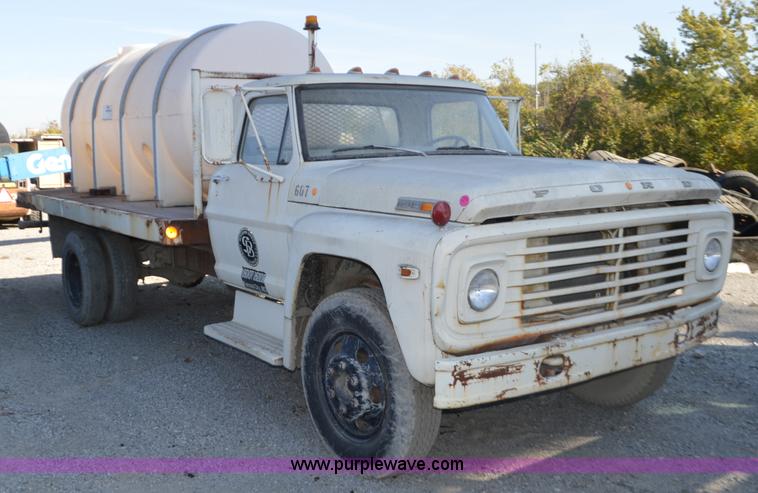 1972 Ford 600 flatbed truck - I6369