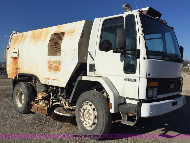 1989 Ford Elgin Crosseind Series G street sweeper - J8415