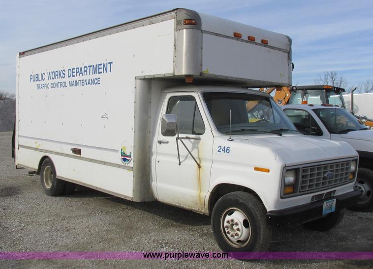 1990 Ford Econoline 350 box truck - L4147