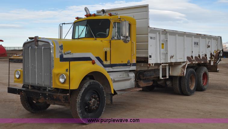 1977 Kenworth W900 manure spreader truck - G7137