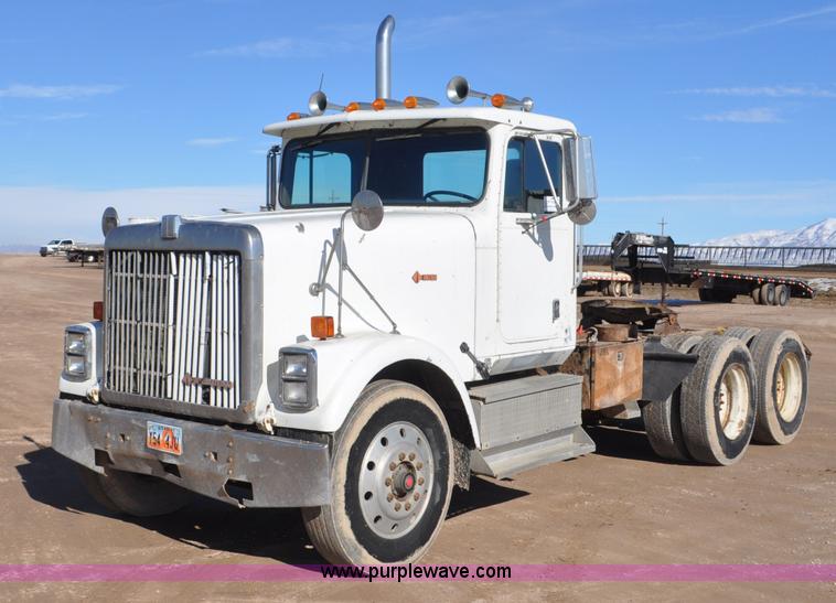 1990 International F9370 semi truck - G7174