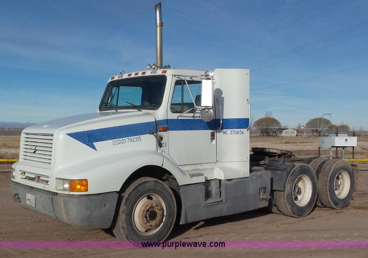 1990 International 8300 semi truck - J8328