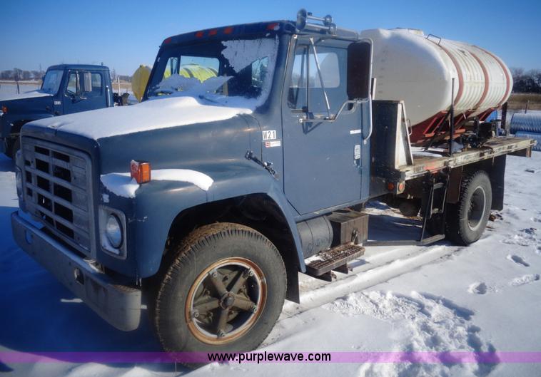 1981 International 1754 flatbed truck - AL9231