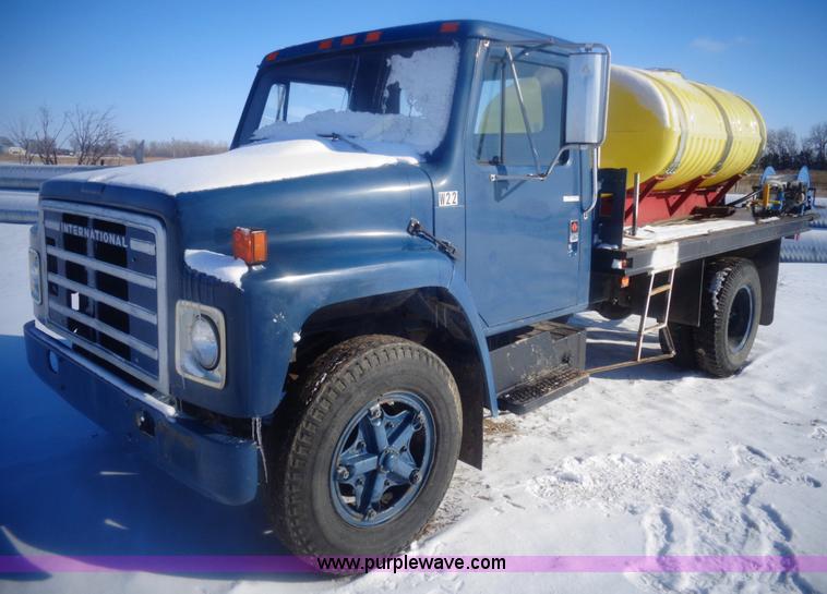 1985 International 1754 flatbed truck - AL9232