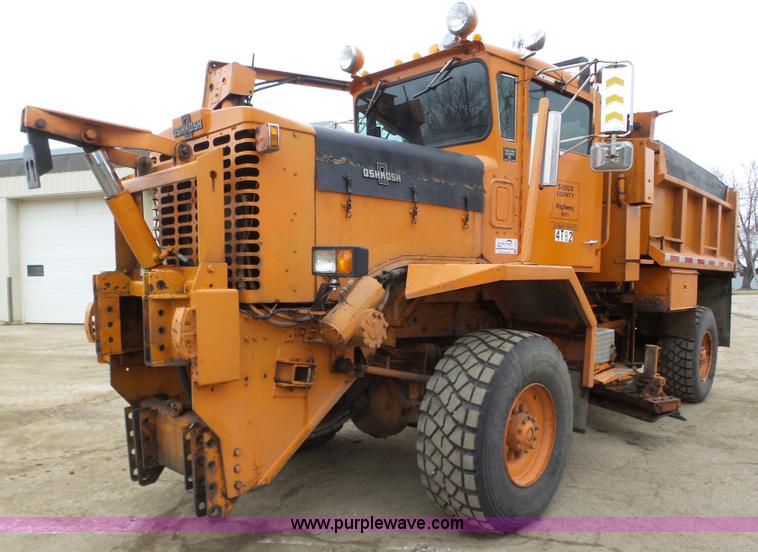 1982 Oshkosh P23236 dump truck - J8924