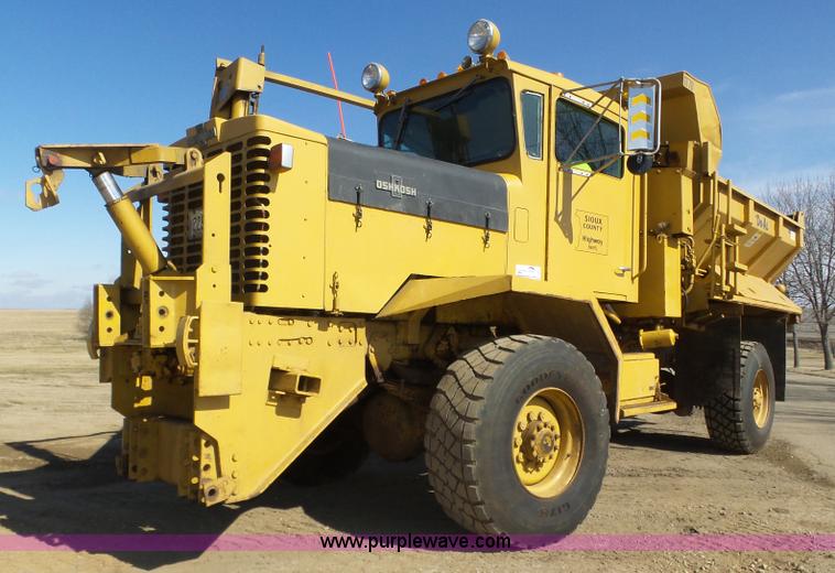 1978 Oshkosh P-2323-5 sander truck - J8925