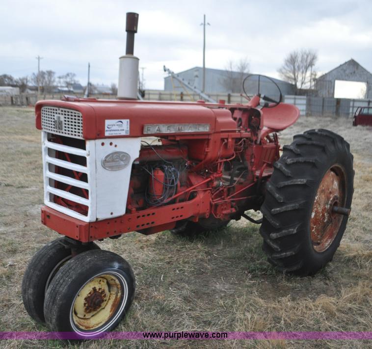 1958 International 460 tractor - G7296
