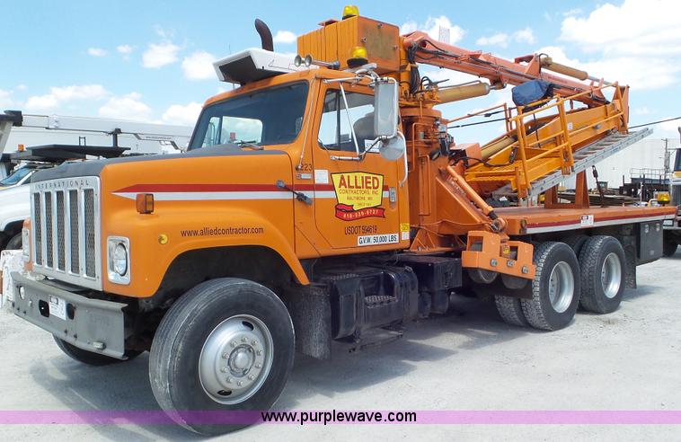 1983 International F2574 bridge inspection and bucket truck - L1999