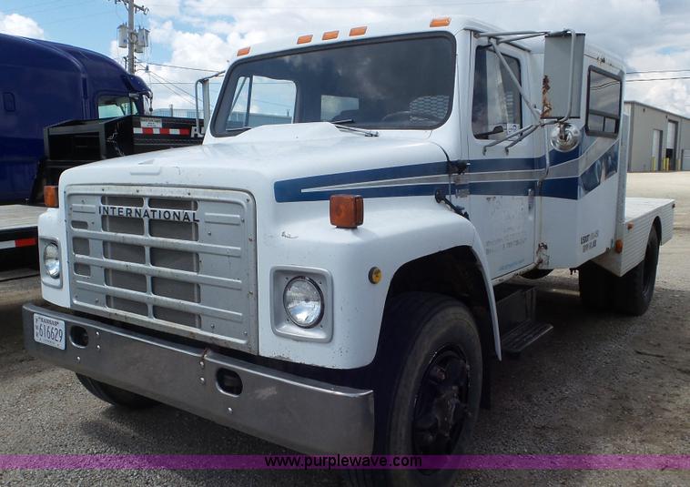 1983 International 1754 flatbed truck - L2080