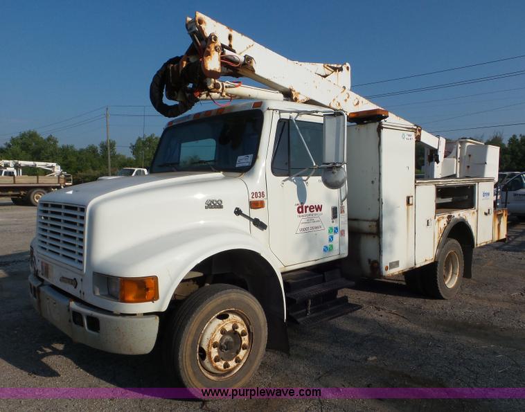 2002 International 4700 bucket truck - L6885
