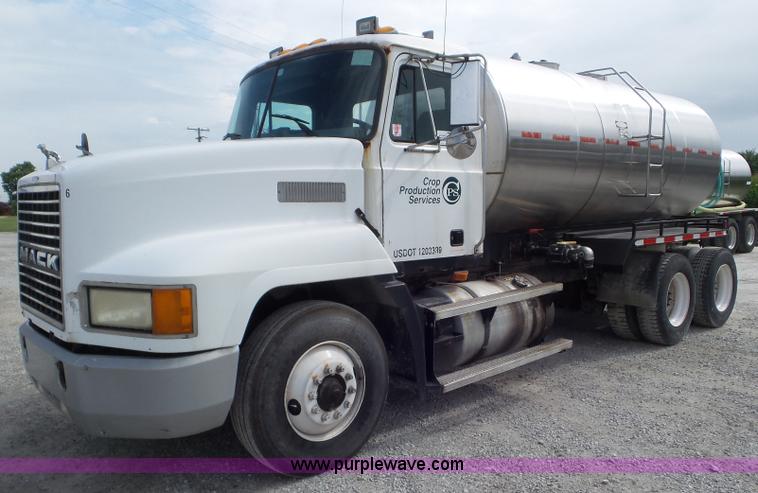 1996 Mack CH613 tank truck - L6886