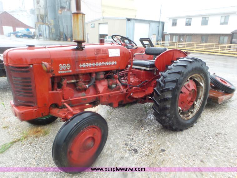 International 300 tractor - L6939