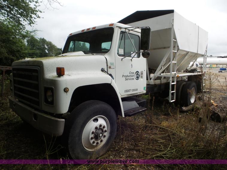 1983 International 1954 tender truck - L6956