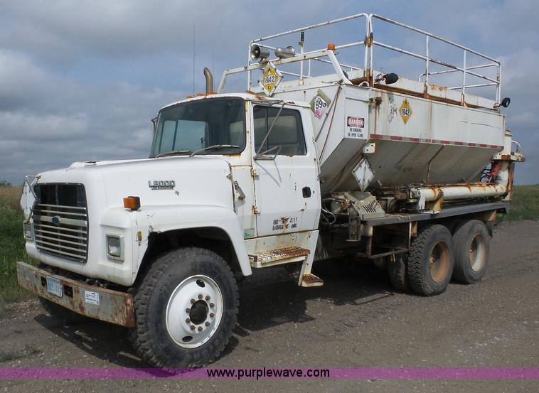 1992 Ford LT8000 ANFO bulk handling truck - J8748
