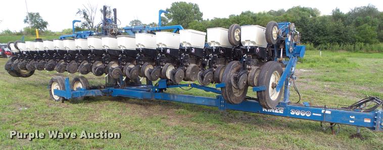 2001 Kinze 3600 split row planter - BZ9826