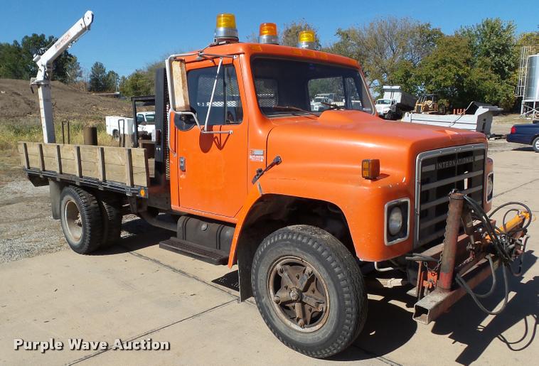 1980 International 1754 flatbed truck with crane - BZ9871