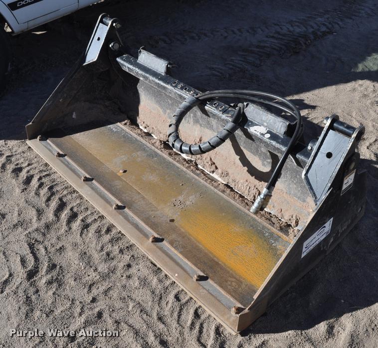 John Deere Worksite Pro two-in-one skid steer bucket - L5018