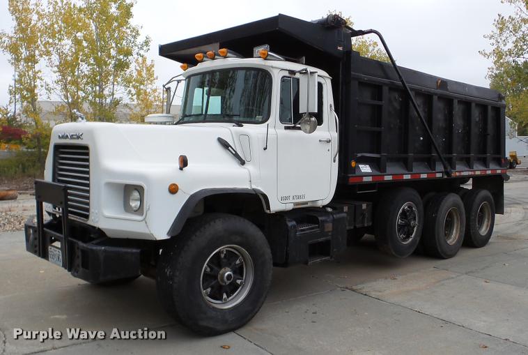 1999 Mack DM690S dump truck - DA2922