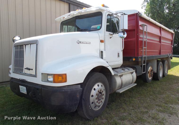 1996 International 9200 grain truck - AL9115